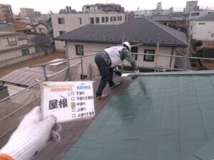 屋根塗装　中塗り作業　平滑な下地　さいたま市　塗装