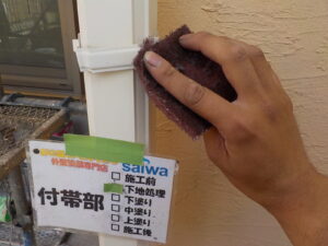 雨樋　配管バンド　下地処理　ケレン作業　さいたま市　塗装