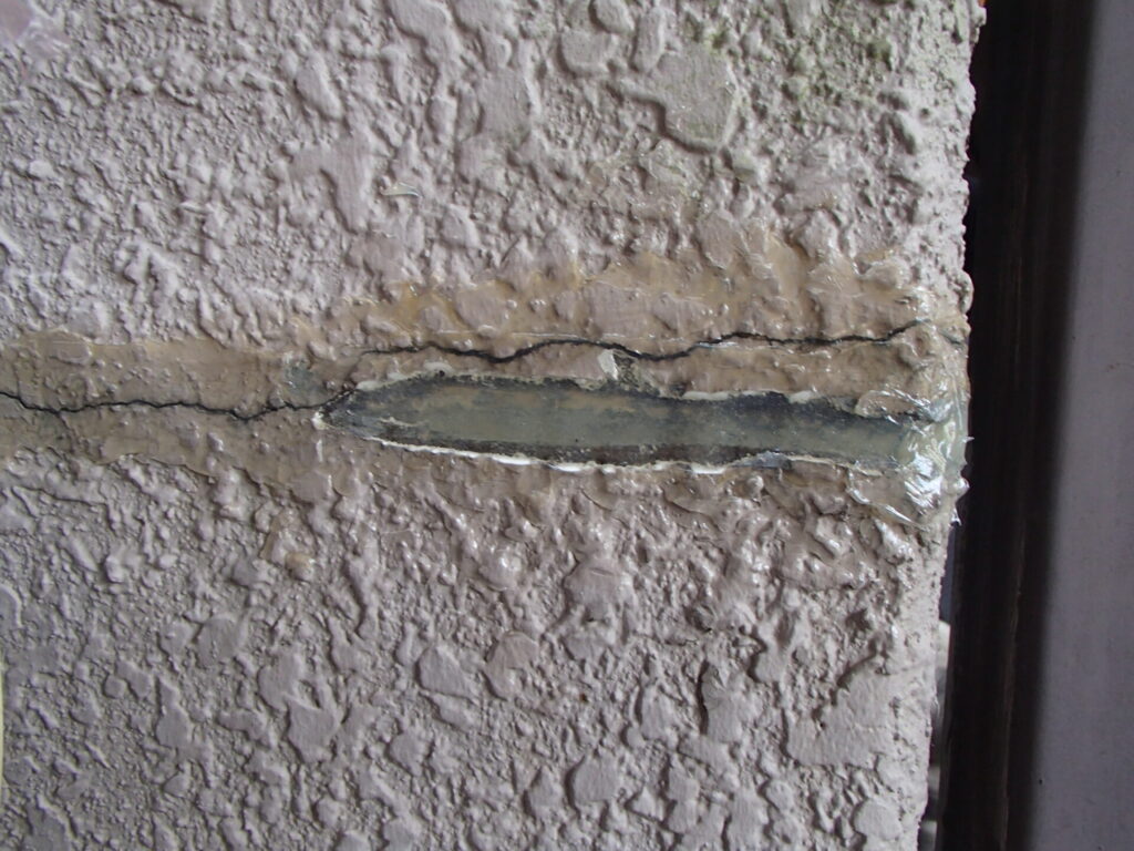 外壁のひび割れ　補修　エポキシ樹脂　国家資格