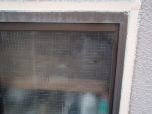 窓枠汚れ　清掃　外壁塗装