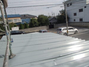 折半屋根塗装　折半　塗装　屋根へこみ　屋根の塗装