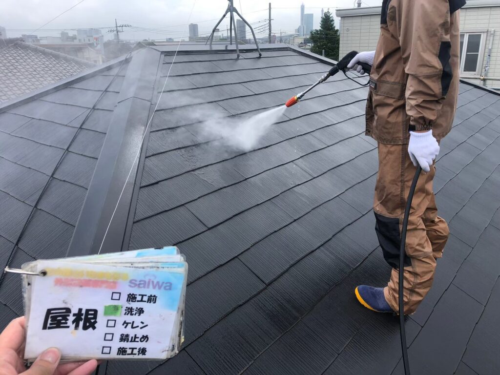 高圧水洗浄　屋根　汚れ　さいたま市屋根の塗装