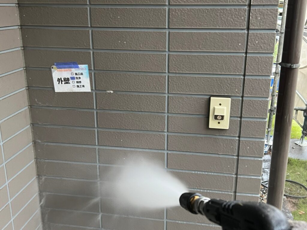 外壁の洗浄　高圧水洗浄　汚れ落とす