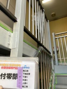 外壁　塗装　手摺施工前　下塗り