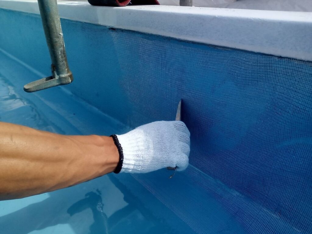 メッシュシート　貼り　屋上防水工事　通気緩衝工法　ウレタン