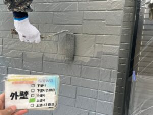 外壁の塗装　グレー　塗料　色合い