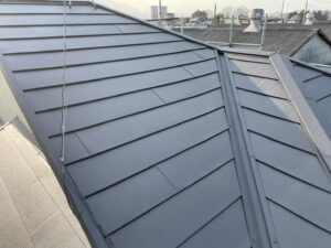 屋根カバー工法　施工後　屋根材張り付け　ストレート屋根　さいたま市　サイワ塗装工業
