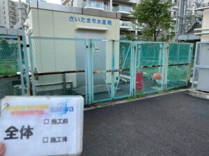 フェンス塗装　施工前　全景　塗り替え　小学校　さいたま市