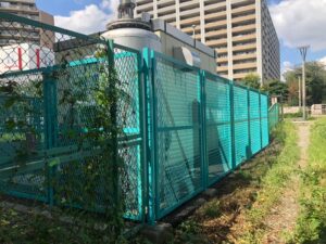 フェンス修繕　施工後　除草　さいたま市　小学校　塗装　塗り替え