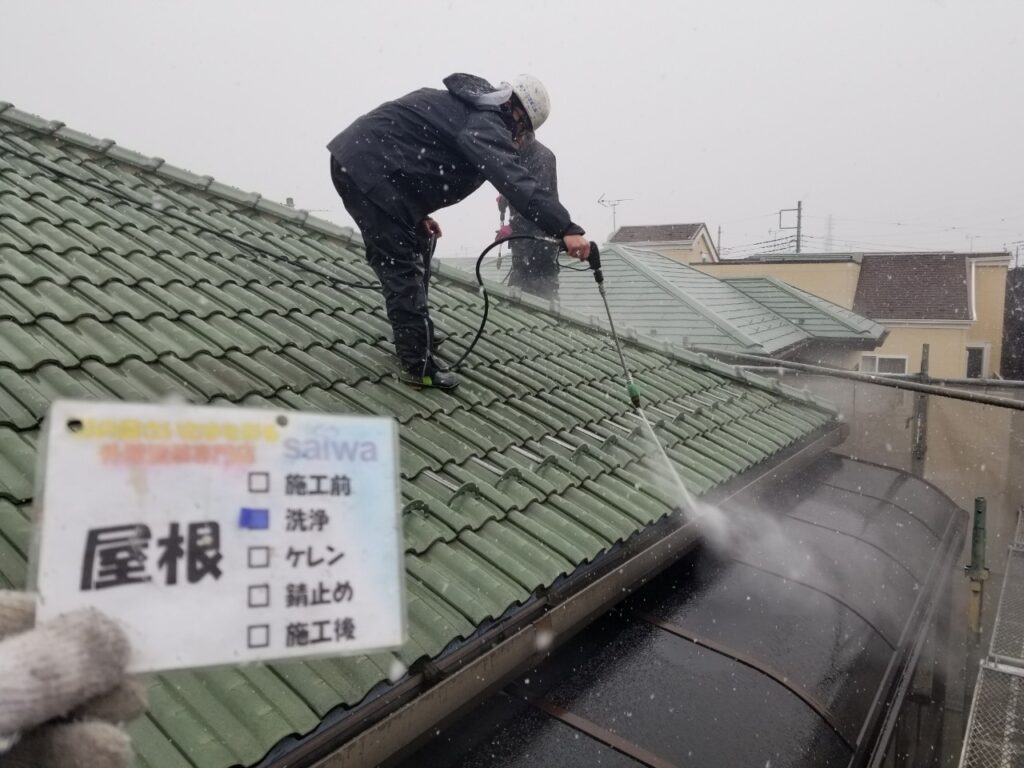 高圧水洗浄　瓦屋根　外壁塗装　屋根の汚れ