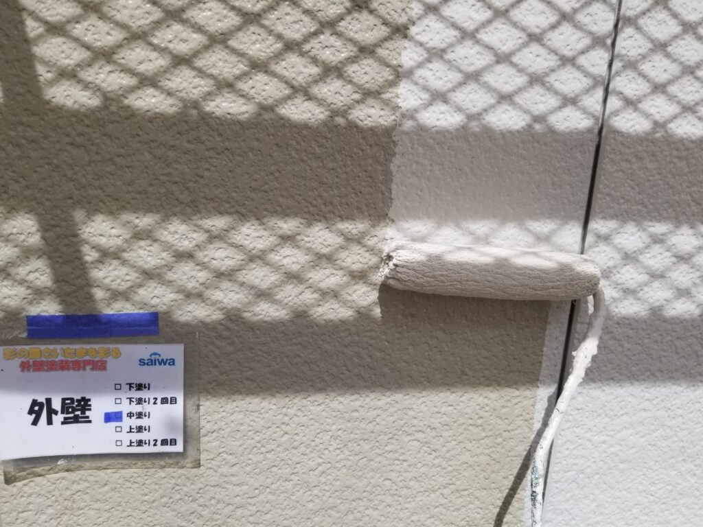 外壁の塗装　ローラー　中塗り　日本ペイント