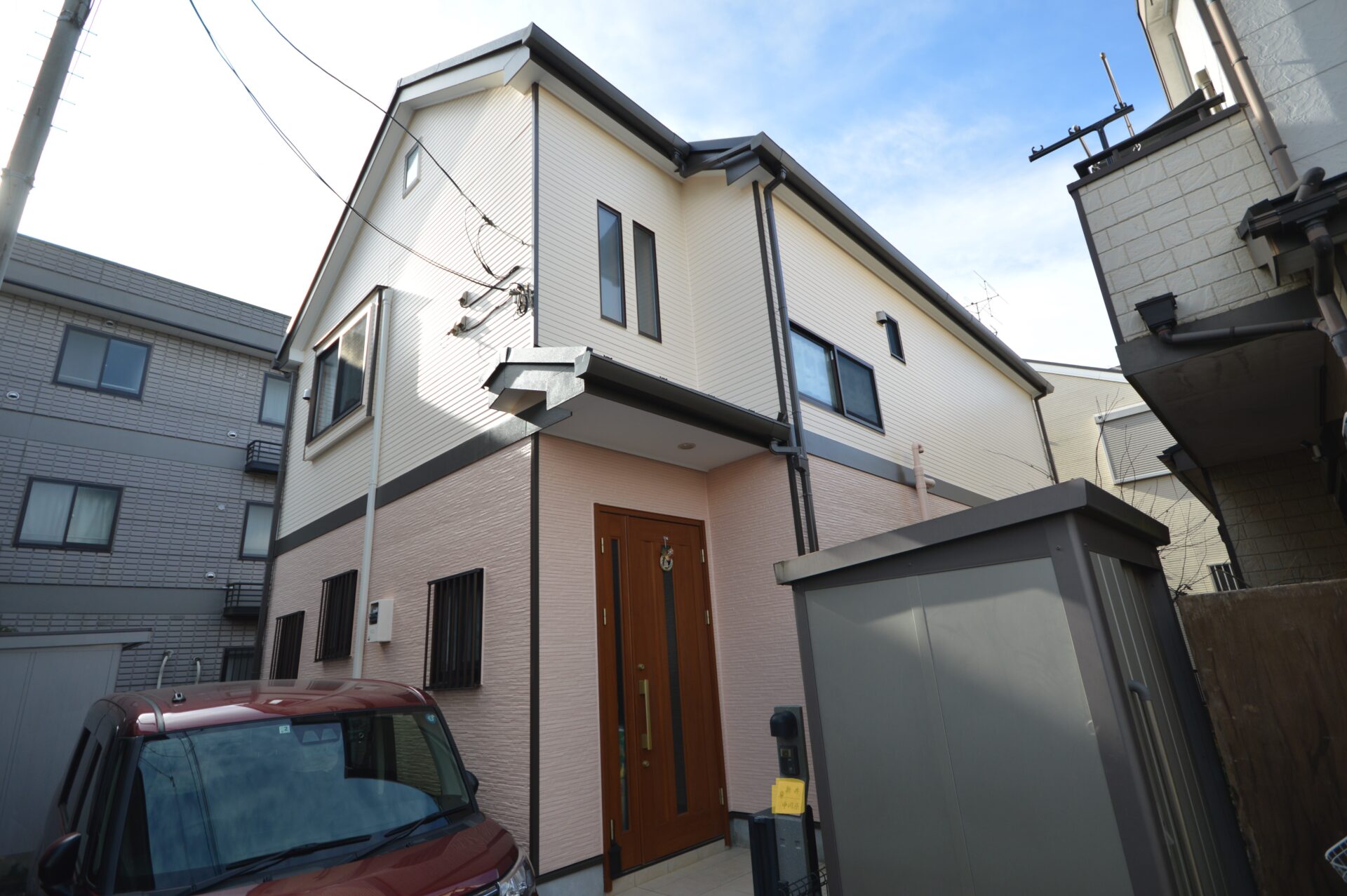塗れない屋根 カバー工法 淡いピンクのツートンカラー 屋根・外壁塗装