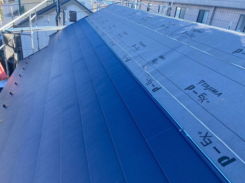 屋根材　貼り付け　屋根改修