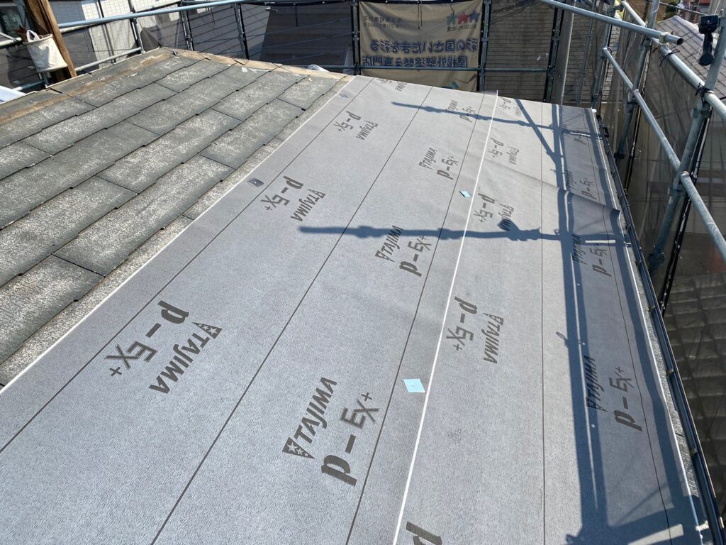 屋根塗装　さいたま市　防水シート　ノンアスベスト屋根　塗れない屋根　屋根ひび割れ　カバー工法　