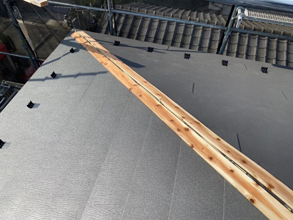 さいたま市　埼玉　ノンアスベスト屋根　塗れない屋根　屋根ひび割れ　カバー工法　ガルテクト　ジェノバブラック　アイジー工業