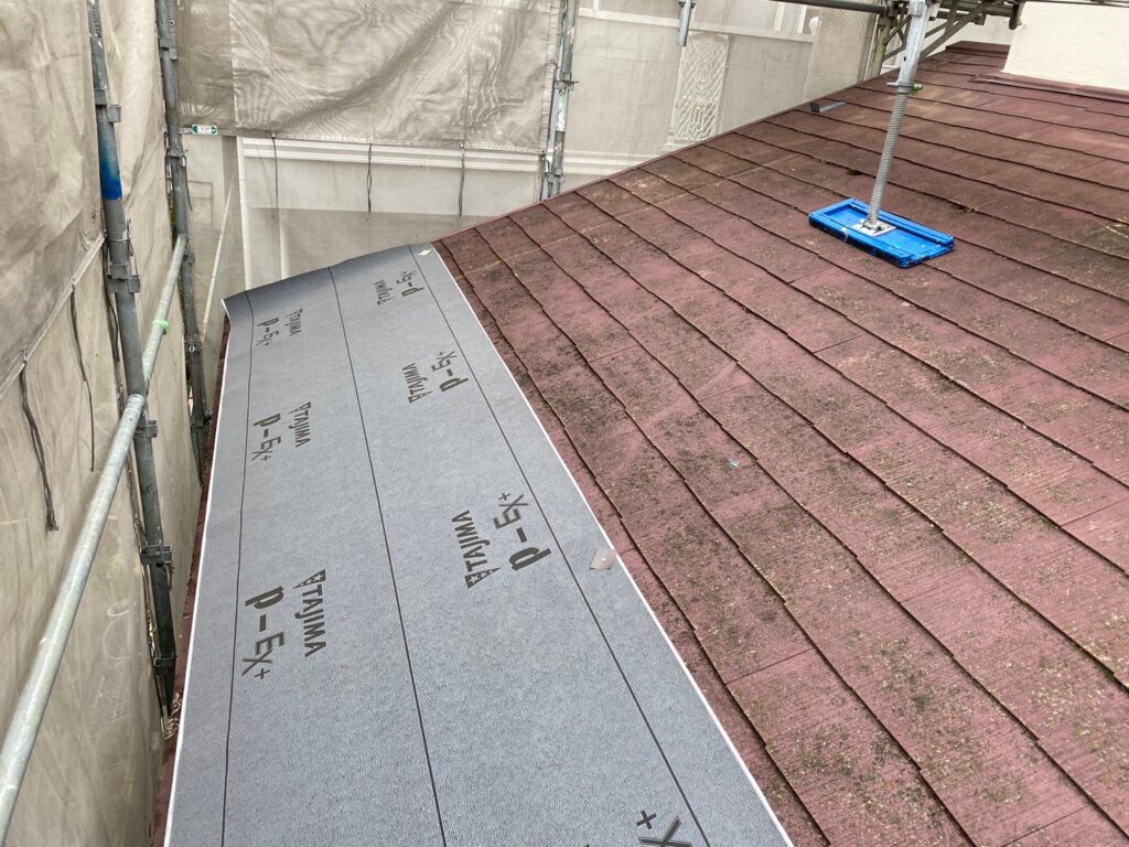 屋根塗装　カバー工法　ガルテクト　外壁塗装　埼玉　さいたま　ノンアスベスト屋根　屋根ひび割れ　塗れない屋根　防水シート