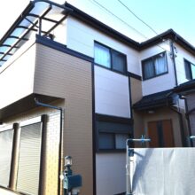 外壁ツートンカラー塗装　屋根リフォーム ひび割れ修理　塗り替え後の艶感