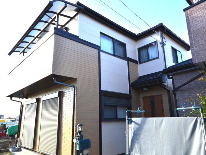 外壁ツートンカラー塗装　屋根リフォーム ひび割れ修理　塗り替え後の艶感