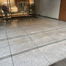 床を滑らなくするには　工事　業者　薬品