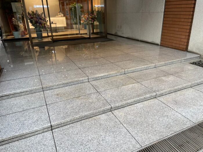 床を滑らなくするには 工事 業者 薬品