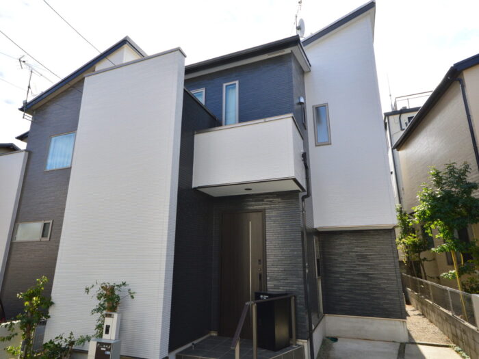 AGC　屋根リフォーム ひび割れ修理　塗り替え後の艶感