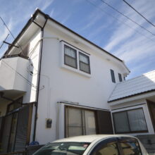 白い壁　優良塗装店　瓦屋根　塗装