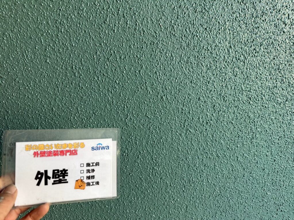 ND-050カラーで塗装されたグリーン系の外壁