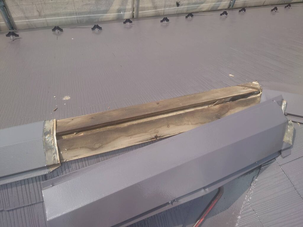 屋根棟板金の取り外し作業