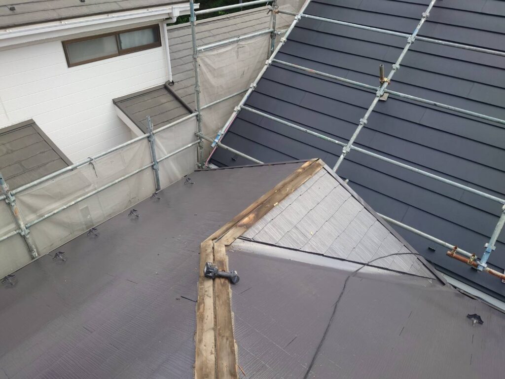 屋根棟板金交換で古い貫板を撤去