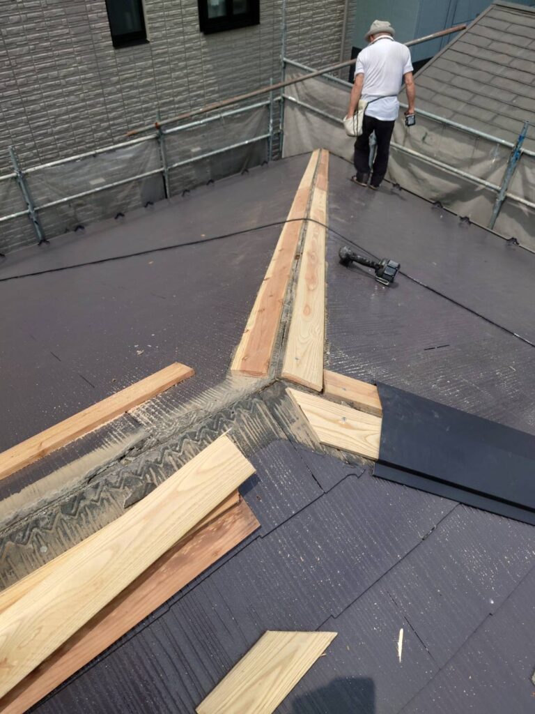 屋根棟板金交換で新しい貫板を設置