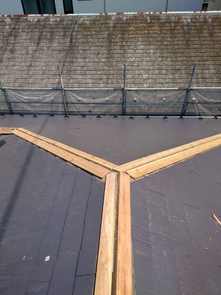屋根棟板金交換の新しい貫板施工中