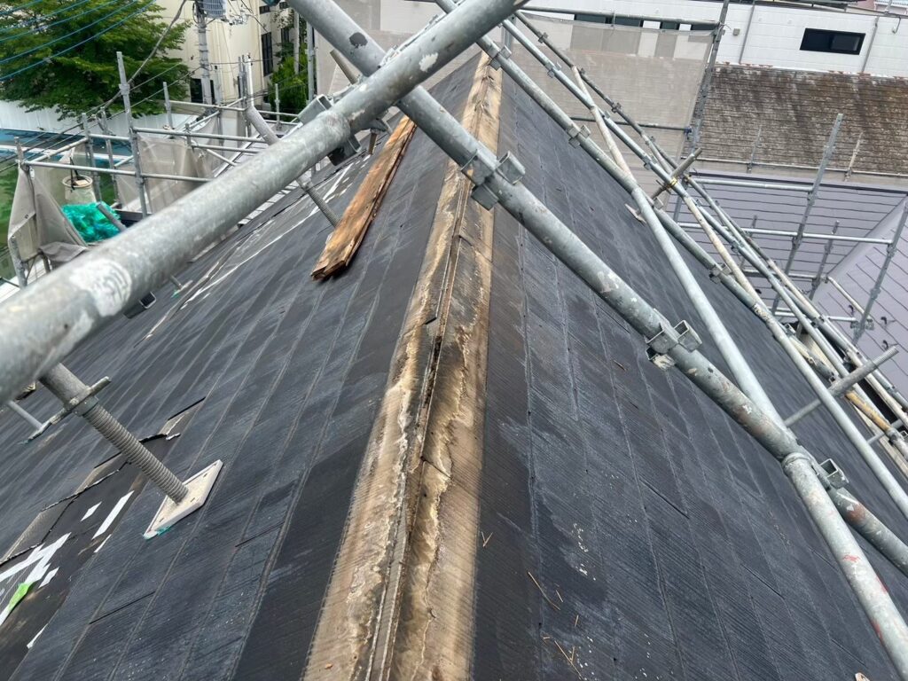さいたま市の屋根リフォーム工事 カバー工法前に既存棟板金を撤去している様子