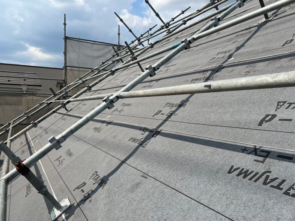 スレート屋根のカバー工法にて、新しい防水シートを貼り付けた工程