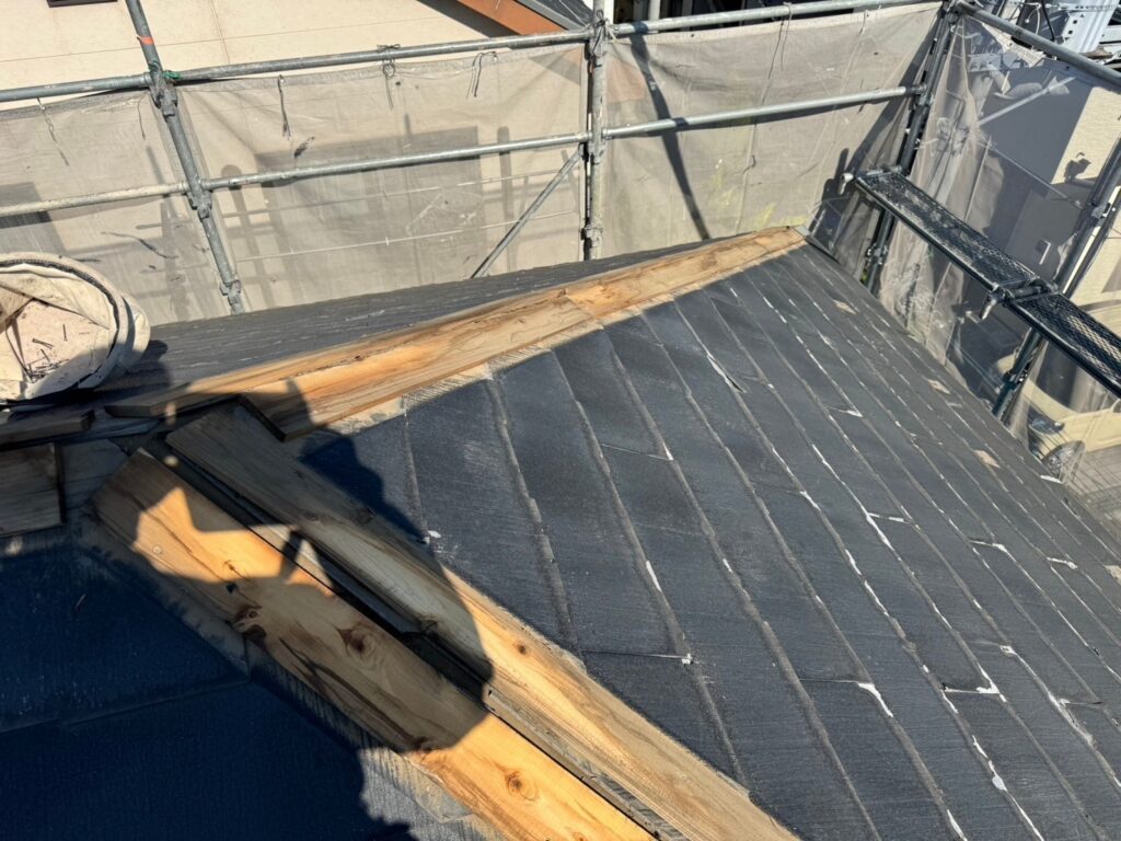 さいたま市西区の屋根カバー工法で既存の棟板金を取り外す作業