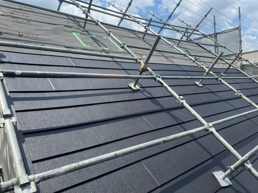 スーパーガルテクトを用いた屋根カバー工法 屋根板金を貼り付ける施工中の様子
