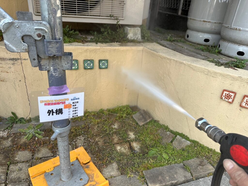 外構の高圧洗浄作業 塗装前の下地処理 信頼の施工事例