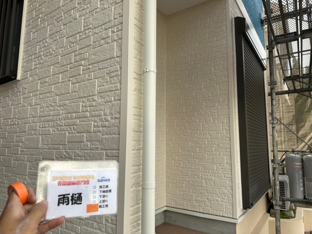 白い雨樋が美しく仕上がった施工後の状態