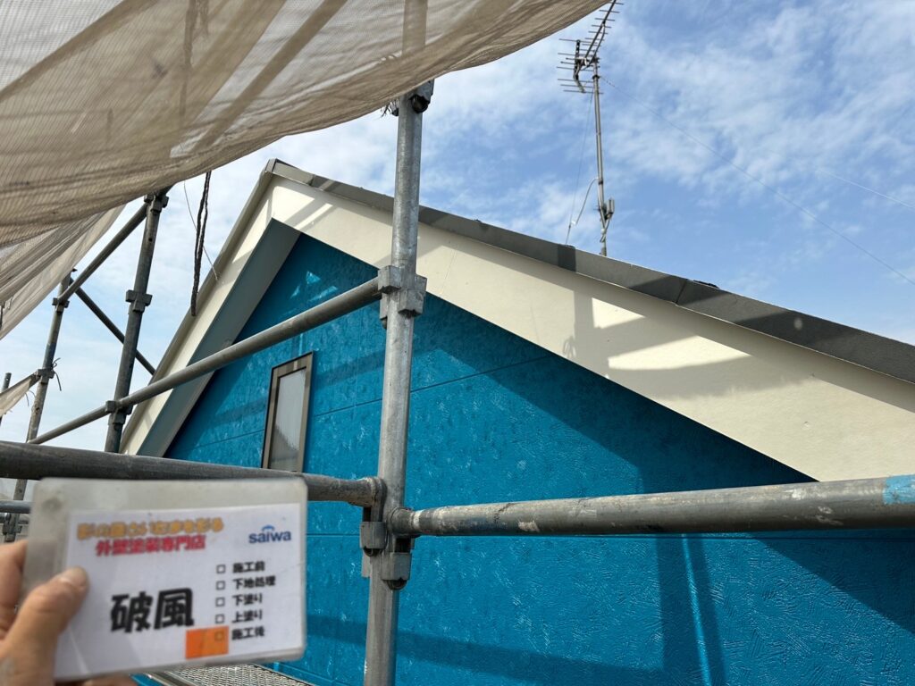 破風板の塗装完了後、美しく仕上がった状態