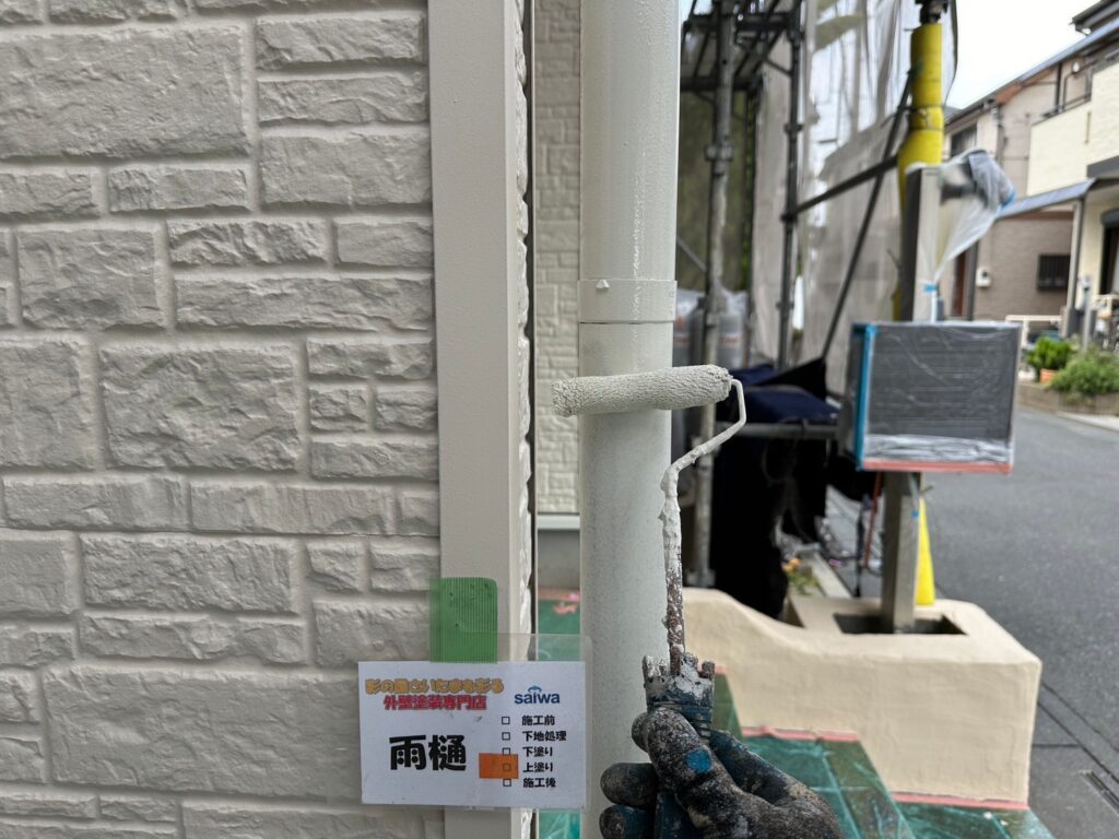 白色で仕上げる雨樋の上塗り作業