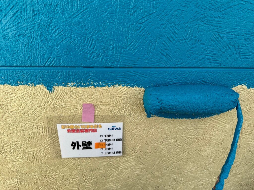 さいたま市優良塗装店 パーフェクトトップで行う外壁中塗り作業