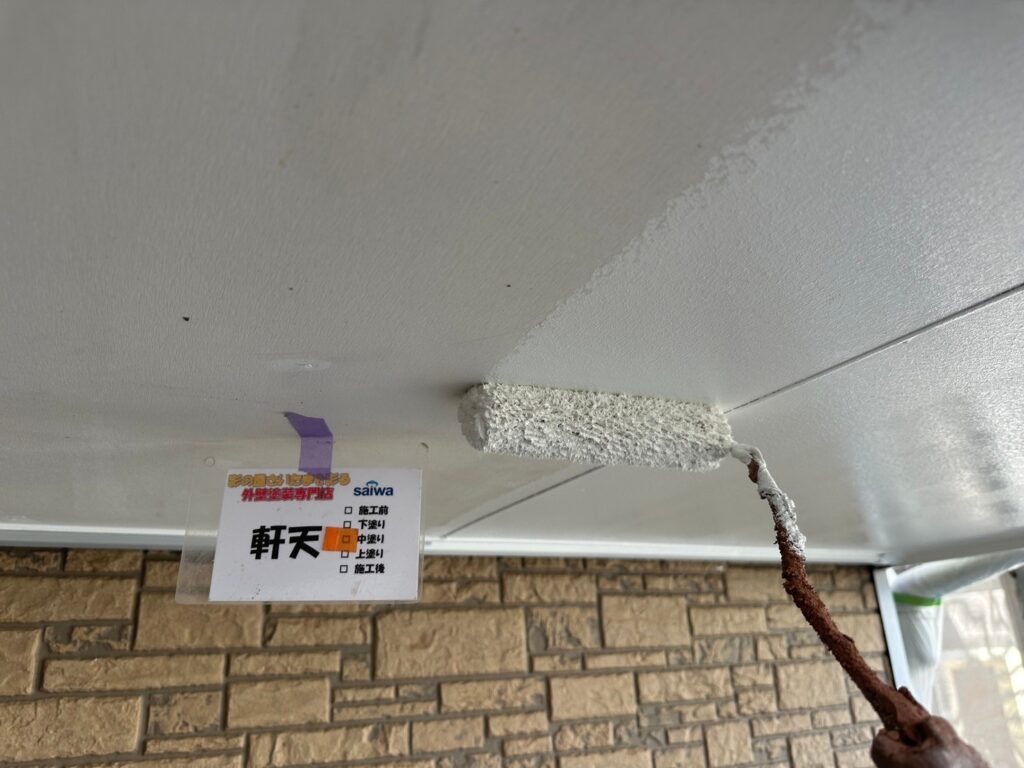 軒天の中塗り作業