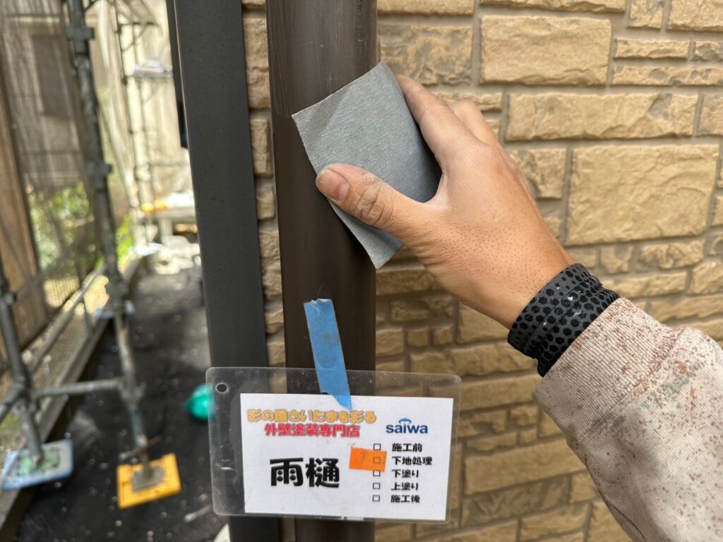 雨樋の表面を整えるケレン作業
