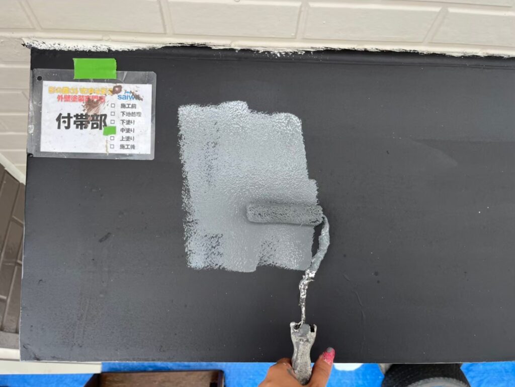 庇の塗装で均一な塗膜を作る中塗り工程