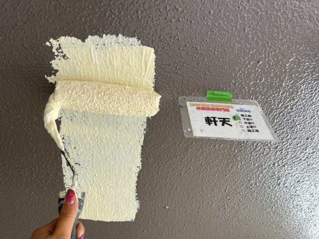 塗装前に軒天の表面を整えるケレン作業の様子