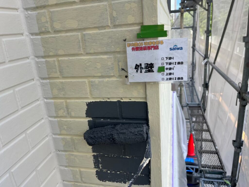 パーフェクトトップND-503で外壁の中塗りを施工している様子