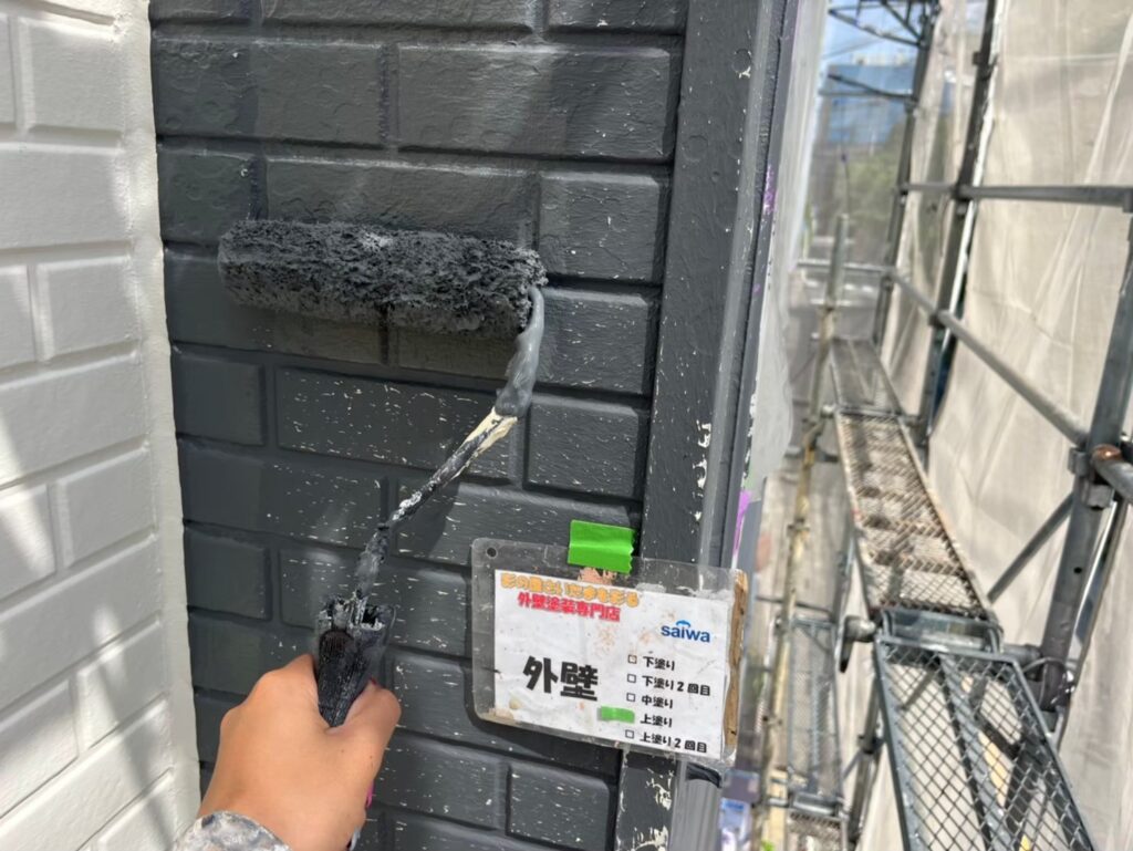 最終仕上げとして外壁の上塗りを行い、美観と耐候性を高めている工程