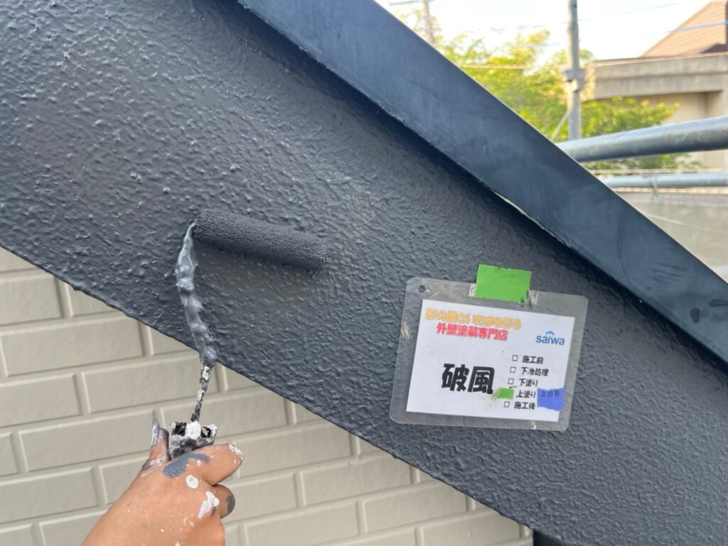 破風板の上塗り2回目で耐候性と美観を高める工程