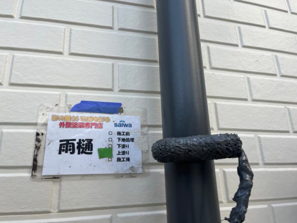 仕上げ塗装で美しく生まれ変わる雨樋の上塗り工程