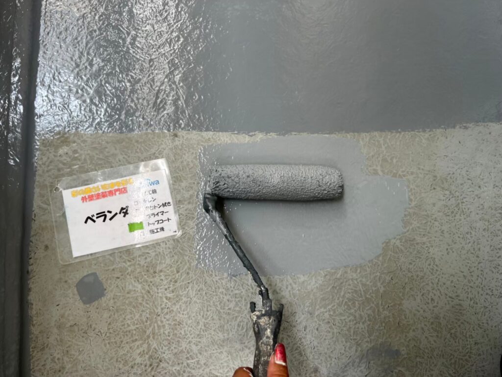 ベランダ防水工事で行うプライマー塗布の様子
