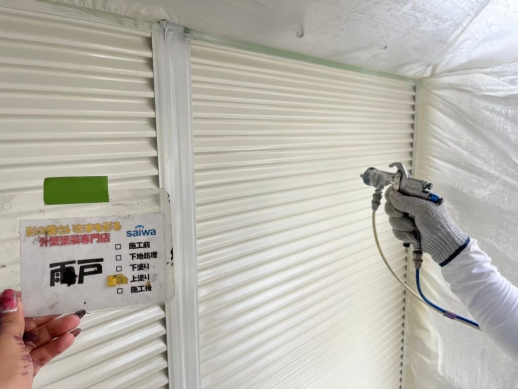 スプレーガンで美しく仕上げる雨戸の上塗り作業